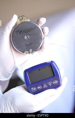 Pompe à insuline implantable avec son communicateur externe. Banque D'Images