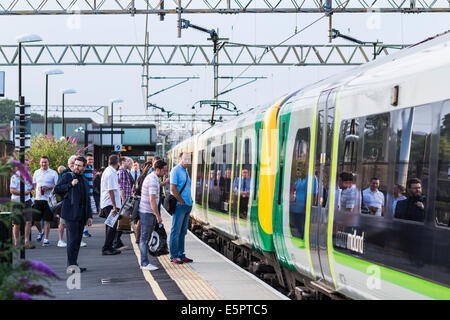 Les navetteurs sur la plate-forme à la gare de Watford Junction Banque D'Images