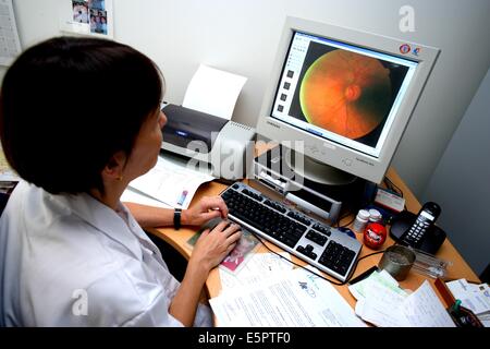 Département d'ophtalmologie de l'hôpital Lariboisière, Paris, France, Dr Pascale Massin, ophtalmologiste, est l'interprétation de l'œil ( Banque D'Images