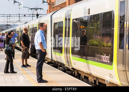 Les navetteurs sur la plate-forme à la gare de Watford Junction Banque D'Images