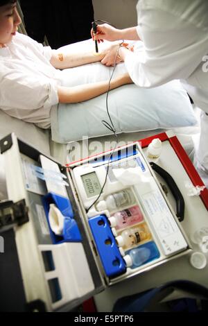 Urdergoing enfant un test de la sueur pour le dépistage de la mucoviscidose, l'asthme de l'hôpital Armand-Trousseau, centre, Paris, France. Banque D'Images