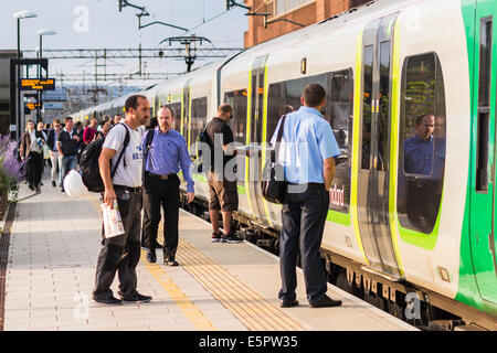 Les navetteurs sur la plate-forme à la gare de Watford Junction Banque D'Images