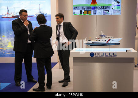 Trois (3) les hommes à l'IXBlue stand à Oceanology International a trois jours d'exposition tenue au centre ExCeL de Londres Banque D'Images