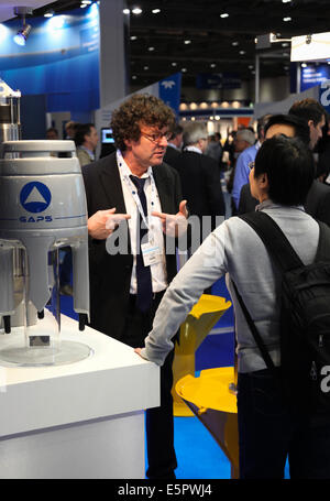 Les gens en discussion à l'IXBlue stand à Oceanology International a trois jours d'exposition tenue au centre ExCeL de Londres Banque D'Images