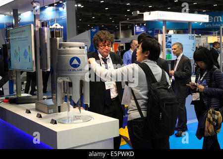 Les gens en discussion à l'IXBlue stand à Oceanology International a trois jours d'exposition tenue au centre ExCeL de Londres Banque D'Images