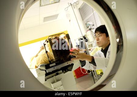 Traitement d'un méningiome (tumeur cérébrale bénigne) avec un gamma knife, le patient subit une tomodensitométrie cérébrale de l'ONU Banque D'Images