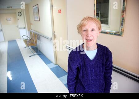 Femme âgée à l'hôpital Paul Brousse, département de gérontologie, Villejuif, France, Ministère adaptés pour des séjours à long terme Banque D'Images