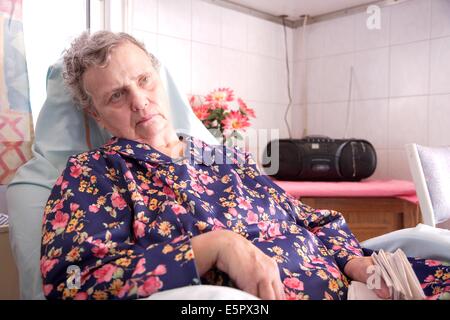 Femme âgée à l'hôpital Paul Brousse, département de gérontologie, Villejuif, France, Ministère adaptés pour des séjours à long terme Banque D'Images