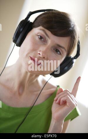 En femme-pure tone audiometry test et mesure du seuil d'audience. Banque D'Images