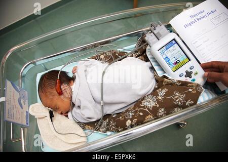 Jour 2 En Bebe De Test De Depistage De La Surdite A La Methode Des Potentiels Evoques Auditifs Pea Qui Analyse Les Photo Stock Alamy