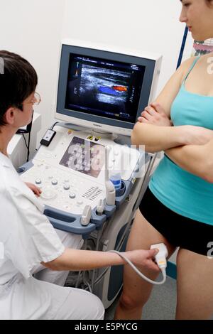 Un patient en cours d'échographie Doppler (angiodynography) scan des jambes d'étudier l'écoulement de sang et d'étudier les possibilités d'une Banque D'Images