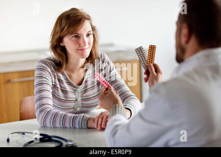 Doctor la contraception orale avec une adolescente. Banque D'Images