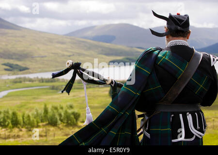 Joueur de cornemuse, Loch Tulla, en Écosse. Banque D'Images