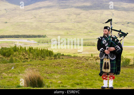 Joueur de cornemuse, Loch Tulla, en Écosse. Banque D'Images