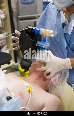 Le patient sous anesthésie générale, avec une assistance respiratoire masque. Banque D'Images
