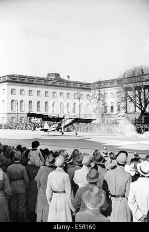 Un avion de porc Fieseler Fi 156 part d'Unter den Linden pendant la journée des forces armées de Tag der Wehrmacht à Berlin, Allemagne, le 1940 mars. Fotoarchiv für Zeitgeschichte - PAS DE SERVICE DE FIL Banque D'Images
