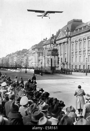 Un avion Fieseler Fi 156 Stork survole la foule de personnes sur Unter den Linden pendant Tag der Wehrmacht (Journée des forces armées) à Berlin, Allemagne, le 1940 mars. Fotoarchiv für Zeitgeschichte - PAS DE SERVICE DE FIL Banque D'Images
