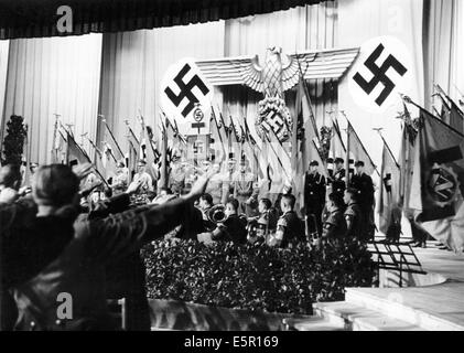 Le tableau de la propagande nazie montre une commémoration pour les nazis tués lors de la Coup Hitler-Ludendorff de 1923 ainsi que les fallasés de la première Guerre mondiale et de la guerre actuelle dans le Dome Hall de l'Académie des sports du Reichs à Berlin, en Allemagne, en novembre 1943. Les drapeaux sont abaissés et les gens accomplissent le salut nazi pendant la lecture des noms des morts de 09 novembre." Fotoarchiv für Zeitgeschichtee - PAS DE SERVICE DE FIL Banque D'Images