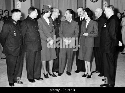 La photo d'un reportage nazi montre le ministre Reich Joseph Goebbels (C) debout avec le cercle "le plus poli Berliner" à Berlin, Allemagne, 15 juin 1942. Fotoarchiv für Zeitgeschichtee PAS DE SERVICE DE FIL Banque D'Images