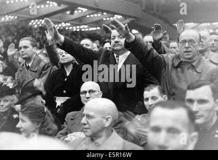 Un grand groupe de personnes d'écouter les discours de ministre de la propagande Joseph Goebbels, qui a appelé à 'guerre totale' au Sportpalast de Berlin, Allemagne, 18 février 1943. L'original du texte de propagande nazie sur le dos de l'image : grand rallye Sportpalast avec Reich Ministre Dr. Goebbels. Dans le lieu traditionnel, le Berlin Sportpalast, un grand rassemblement a eu lieu le 02.18.1943 où Reich Ministre Dr. Goebbels a prononcé un discours. Le consentement spontané aux questions discutées par le Dr Goebbels ont montré la relation étroite entre les différents groupes de personnes de toutes les professions et le Nazi leadershi Banque D'Images