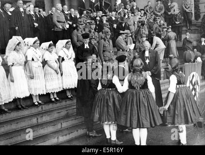 La photo d'un reportage nazi montre que l'évêque Reich Ludwig Mueller a été félicité par les gens en costume traditionnel après qu'il a été assermenté sur les marches de la cathédrale à Berlin, Allemagne, 23 septembre 1934. Fotoarchiv für Zeitgeschichte - PAS DE SERVICE DE FIL Banque D'Images