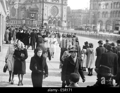 La photo d'un reportage nazi montre des gens qui font une promenade de Pâques près de la gare Zoologischer Garten avec l'église du souvenir Kaiser Wilhelm en arrière-plan sur la place Auguste Viktoria à Berlin, en Allemagne, en avril 1942. Fotoarchiv für Zeitgeschichte - PAS DE SERVICE DE FIL Banque D'Images