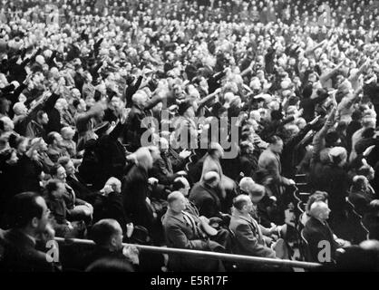 Un grand groupe de personnes d'écouter les discours de ministre de la propagande Joseph Goebbels, qui a appelé à 'guerre totale' au Sportpalast de Berlin, Allemagne, 18 février 1943. L'original du texte de propagande nazie sur le dos de l'image : 'détermination fanatique par le peuple allemand d'atteindre la victoire finale. Au grand rassemblement dans le Berlin Sportpalast le jeudi soir, le Dr Goebbels Ministre du Reich a demandé au peuple allemand dix questions significatives pour lesquelles les hommes et les femmes ont exprimé leur volonté de travailler avec une passion sauvage pour atteindre la victoire finale dans la tempête." Photo : Berliner Verlag / UNE Banque D'Images