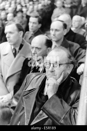 Un grand groupe de personnes écoutent le discours du ministre de la propagande Joseph Goebbels, qui a appelé à une "guerre totale" au Sportpalast de Berlin, Allemagne, le 18 février 1943. Le texte original de propagande nazie au dos de la photo: 'Événement spécial par le NSDAP. Gau Berlin dans le Sportspalast avec un discours du Gauleiter de Berlin, le ministre Reich, M. Goebbels. Notre photo montre des figures du monde de l'art ont répondu à l'invitation du ministre Reich, de droite à gauche Eugen Kloepfer, Theodor Loos et du compositeur Franz Grothe. Fotoarchiv für Zeitgeschichte - PAS DE SERVICE DE FIL Banque D'Images