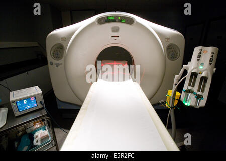 Patient en cours d'coeur 3D CT scan, Ministère de l'imagerie médicale, centre cardiologique du Nord, Saint Denis, France. Banque D'Images