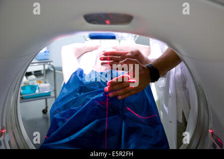 Patient en cours d'coeur 3D CT scan, Ministère de l'imagerie médicale, centre cardiologique du Nord, Saint Denis, France, la Banque D'Images