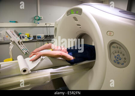 Patient en cours d'coeur 3D CT scan, Ministère de l'imagerie médicale, centre cardiologique du Nord, Saint Denis, France. L Banque D'Images