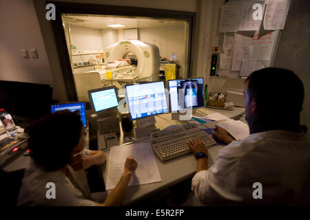 Patient en cours d'coeur 3D CT scan, Ministère de l'imagerie médicale, centre cardiologique du Nord, Saint Denis, France. Banque D'Images