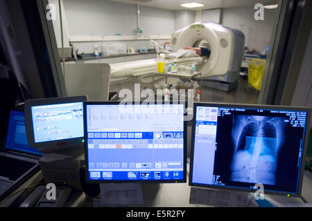 Patient en cours d'coeur 3D CT scan, Ministère de l'imagerie médicale, centre cardiologique du Nord, Saint Denis, France. Banque D'Images