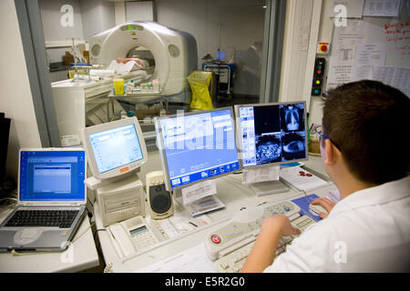 Patient en cours d'coeur 3D CT scan, Ministère de l'imagerie médicale, centre cardiologique du Nord, Saint Denis, France. Banque D'Images