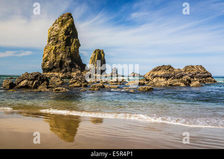 La mer des piles de Canon Beach, Oregon, USA. Banque D'Images
