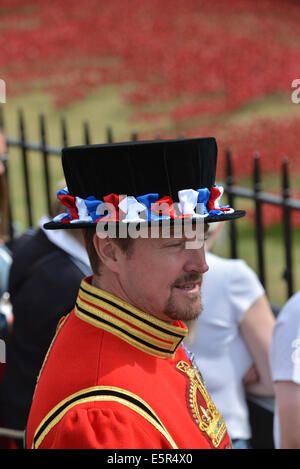 Tour de Londres, Londres, Royaume-Uni. 5e août 2014. Les Beefeaters à la tour alors qu'ils attendaient l'arrivée du duc et de la duchesse de Cambridge et le prince Harry. Les coquelicots sont 888 246 à être plantés dans le fossé sec pour représenter les Britanniques ont perdu la vie au cours de la Première Guerre mondiale 1. Crédit : Matthieu Chattle/Alamy Live News Banque D'Images