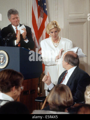 Nous. 4e août, 2014. PIX DE FICHIER : Le président des États-Unis, Bill Clinton, à gauche, et Sarah Brady, centre, applaudir en tant qu'ancien secrétaire de presse de la Maison Blanche James S. Brady, droite, clignote un "Thumbs-up" au cours de la 'Loi Brady' cérémonie de signature, à l'East Room de la Maison Blanche à Washington, DC Le 30 novembre 1993. Brady est décédé lundi 4 août, 2014. Dpa : Crédit photo alliance/Alamy Live News Banque D'Images