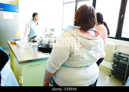 Une infirmière auxiliaire est la tenue d'un atelier de cuisine et l'éducation nutritionnelle pour les personnes obèses, Département de Nutrition du Pr Banque D'Images