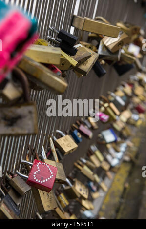 Cadenas avec noms et dates laissés par les couples sur la passerelle Léopold-Sédar-Senghor, passerelle Solférino, Paris, France Banque D'Images