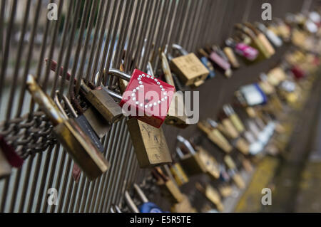 Cadenas avec noms et dates laissés par les couples sur la passerelle Léopold-Sédar-Senghor, passerelle Solférino, Paris, France Banque D'Images