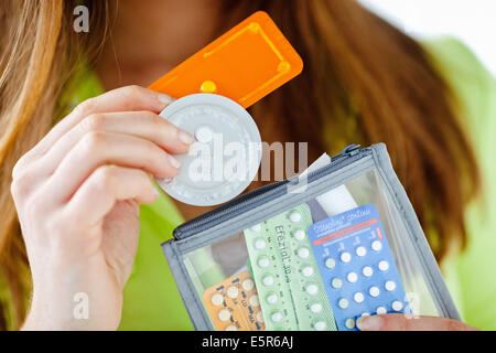 Femme tenant le Norlevo pilule du lendemain (contraception orale d'urgence). Banque D'Images