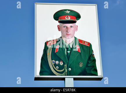 Allemagne, Berlin : un soldat soviétique Portrait par Frank Thiele à l'ex-Checkpoint Charlie Banque D'Images