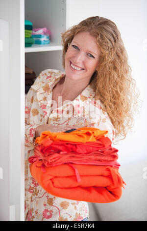 L'organisation de femme vêtements dans l'armoire. Banque D'Images