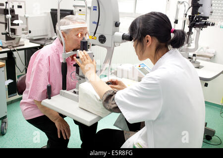 Session de laser Chirurgie de la cataracte post-opératoire, l'hôpital de Bordeaux, France. Banque D'Images