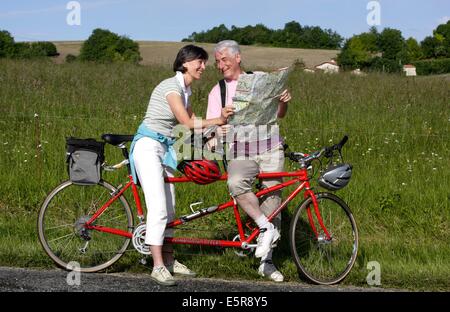 Senior couple riding vélo tandem. Banque D'Images