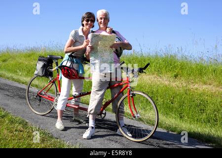 Senior couple riding vélo tandem. Banque D'Images