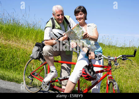 Senior couple riding vélo tandem. Banque D'Images