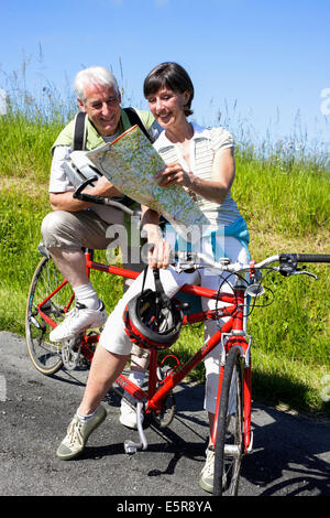 Senior couple riding vélo tandem. Banque D'Images