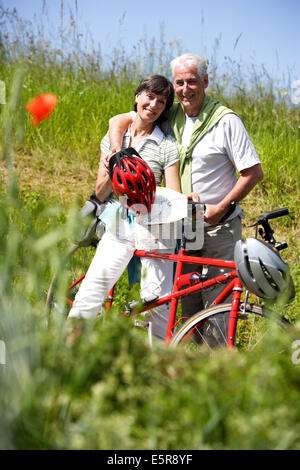 Senior couple riding vélo tandem. Banque D'Images