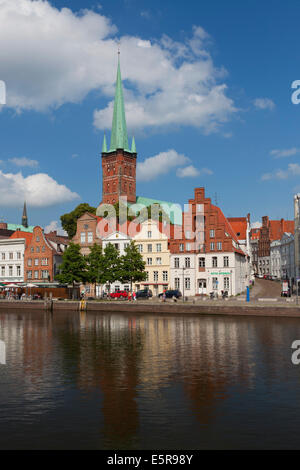 Vue sur l'église Saint Petri Lübecker / Petrikirche le long de la rivière Trave à Obertrave à Lübeck, Schleswig-Holstein, Allemagne Banque D'Images